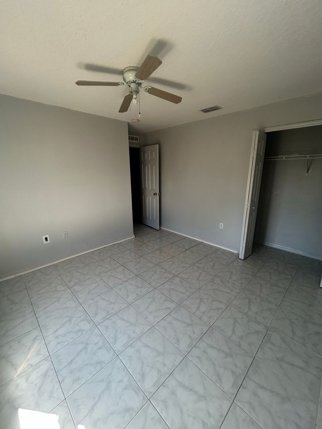 Building Photo - South Lakeland Rental!