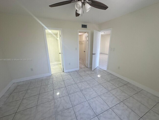 Building Photo - 10090 NW 80th Ct