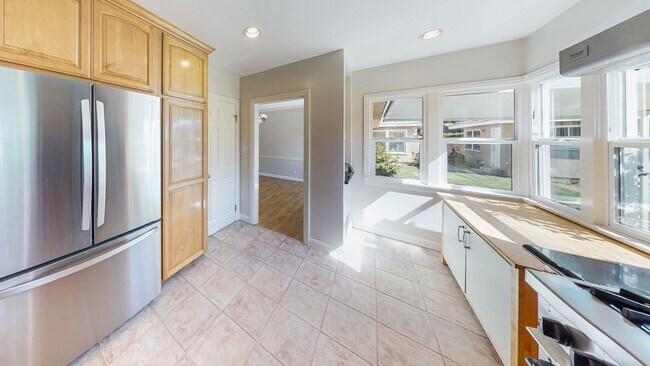 Building Photo - *** Gorgeous 4 bed 3 bath Single Family Ho...