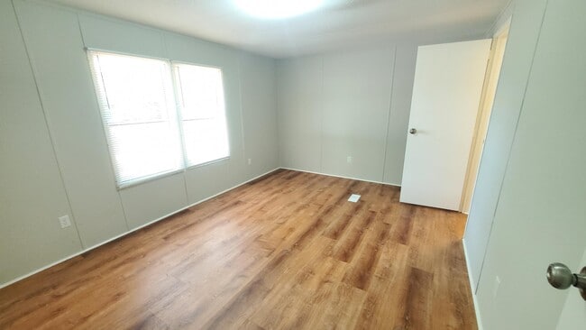 Building Photo - 4221 Holcomb Cir