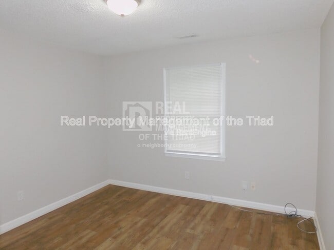 Building Photo - 1720 Spry St