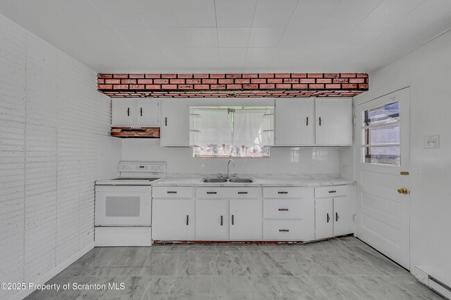 Building Photo - 53 Sobieski St