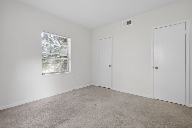 Building Photo - Simply Beautiful, Spacious 2 Bd/1Bth Condo on 50 acres of parklike setting w/ winding paths!