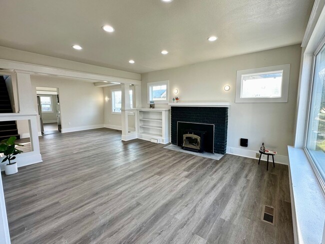 Building Photo - Fully remodeled 4-bedroom, 2-bathroom lumi...