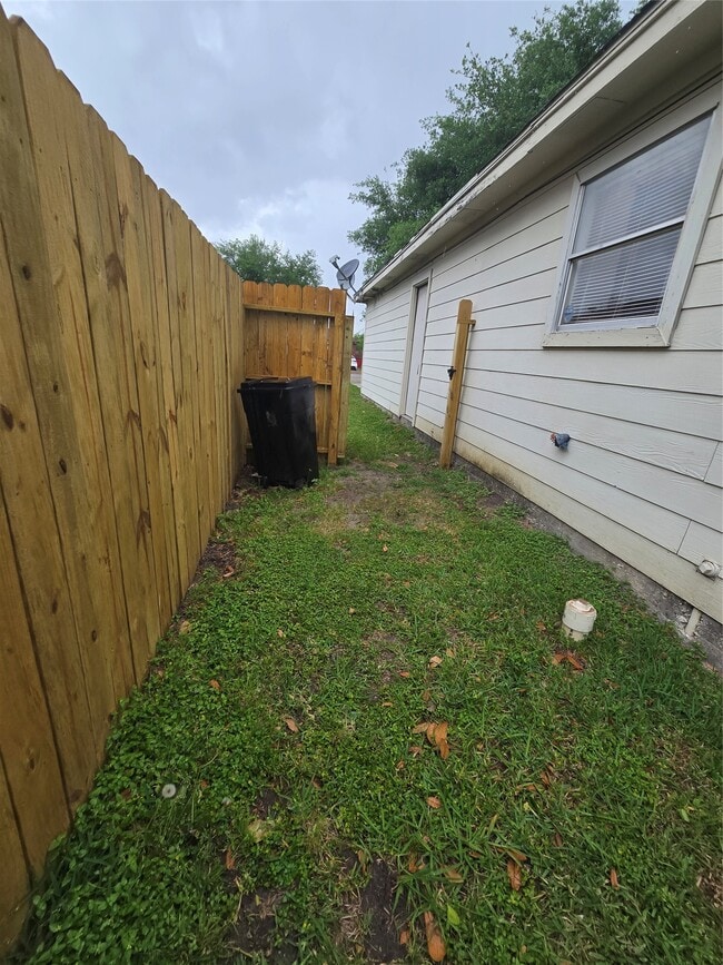 Building Photo - 16022 Old River Rd