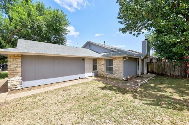 Building Photo - 703 Country Aire Dr