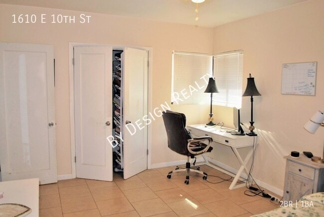 Building Photo - Updated 2 Bedroom 1 Bath - Quick Walk/Bike...