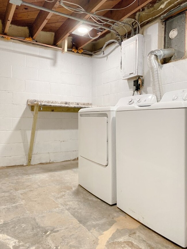 Building Photo - Beautifully updated 5 bed 2 bath house $2200 *MOVE IN SPECIAL*