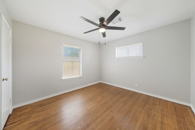 Building Photo - 2527 Roy Cir