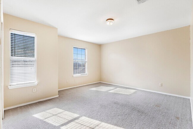 Building Photo - Stylish & Spacious 4-Bedroom Home