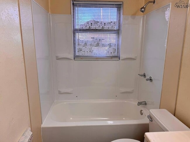 Building Photo - 1612 Phoenix Dr