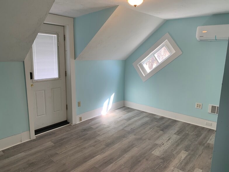 Bedroom 1/rear entry - 2 Lawrence St