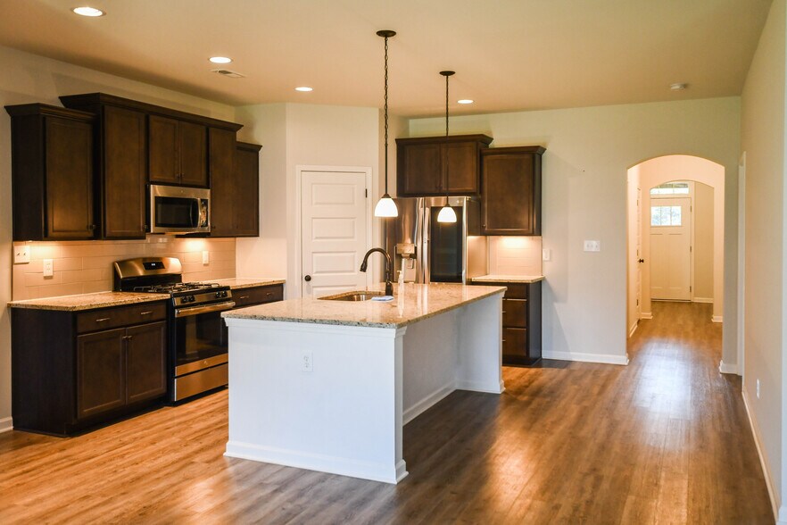 Building Photo - 163 Kingswood Dr