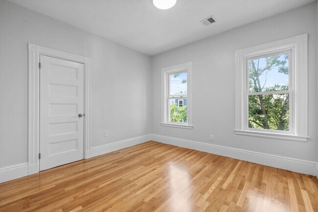 Building Photo - 67 Romsey St
