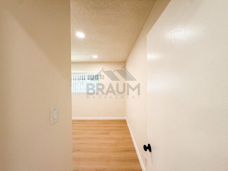 Building Photo - 13129 Oxnard St