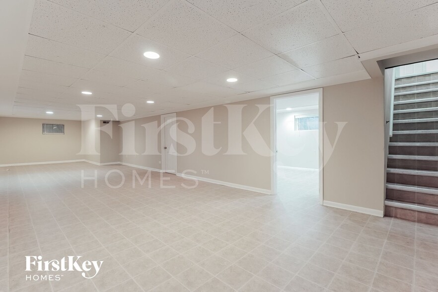 Building Photo - 301 E Division St