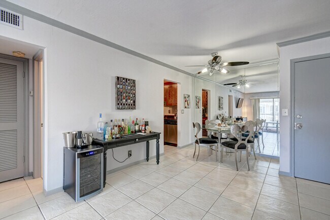 Building Photo - 170 Cypress Club Dr