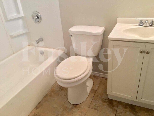 Building Photo - 2275 Glenoro Dr