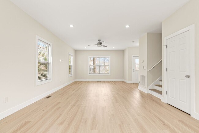 Building Photo - House in Kenilworth - Beautifully Refreshed!