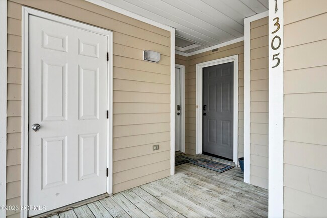 Building Photo - 3350 Club Villas Dr