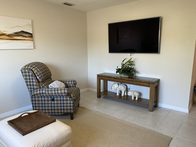 Building Photo - COMPLETELY Furnished 2nd story condo in Windrush Bay.