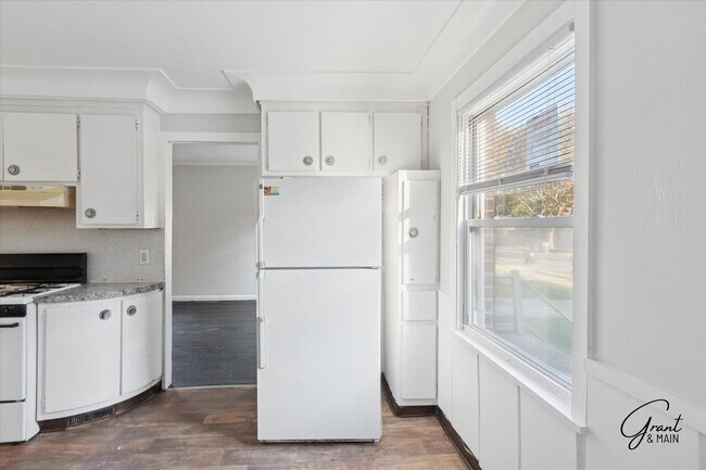 Building Photo - 3 bedroom bungalow - $1,200