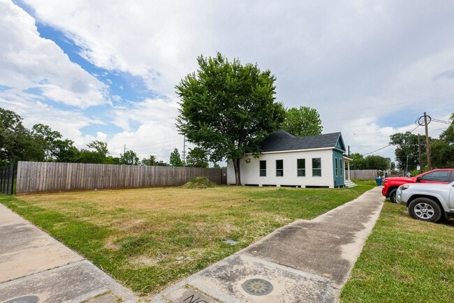 Building Photo - 3407 Garrow St