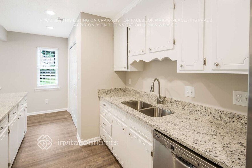 Building Photo - 10210 Camelback Cir