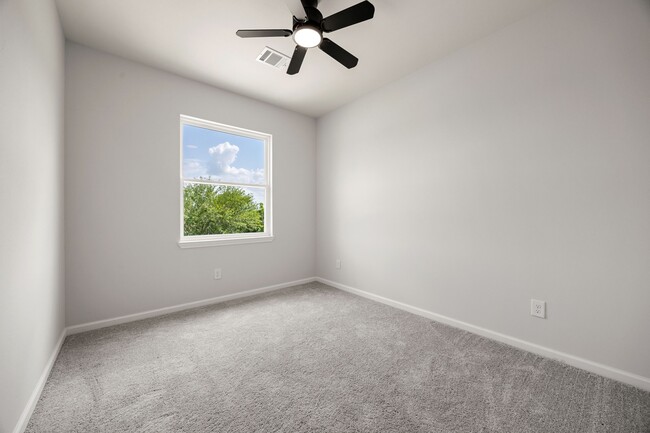 Building Photo - 8 Donna Ct