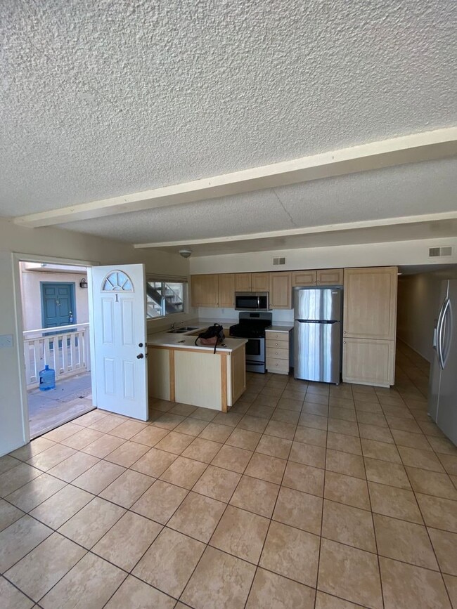 Building Photo - 6525 Del Playa Dr