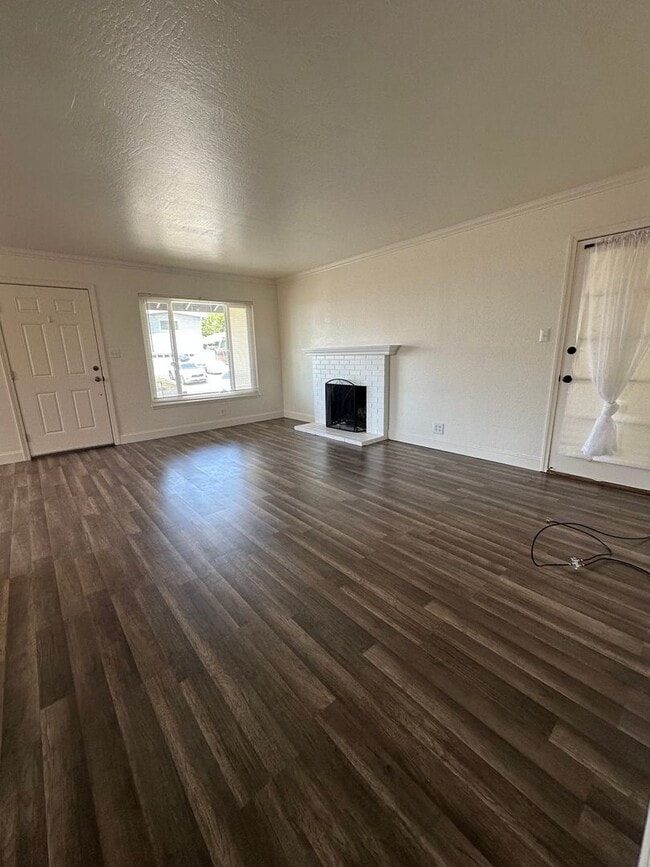 Building Photo - Charming & Cheery 3-Bedroom 2bathroom home...