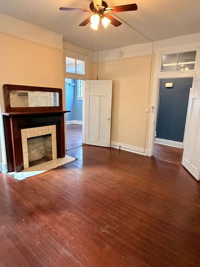 Building Photo - 2BD/1BA unit w/ big front porch, off street parking, and w/d!
