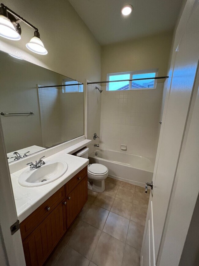 Building Photo - Lovely 3 Bedroom Low Maintenance Unit with New Flooring!