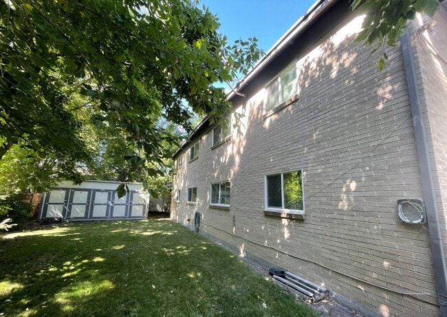 Building Photo - 831 E Stratford Ave