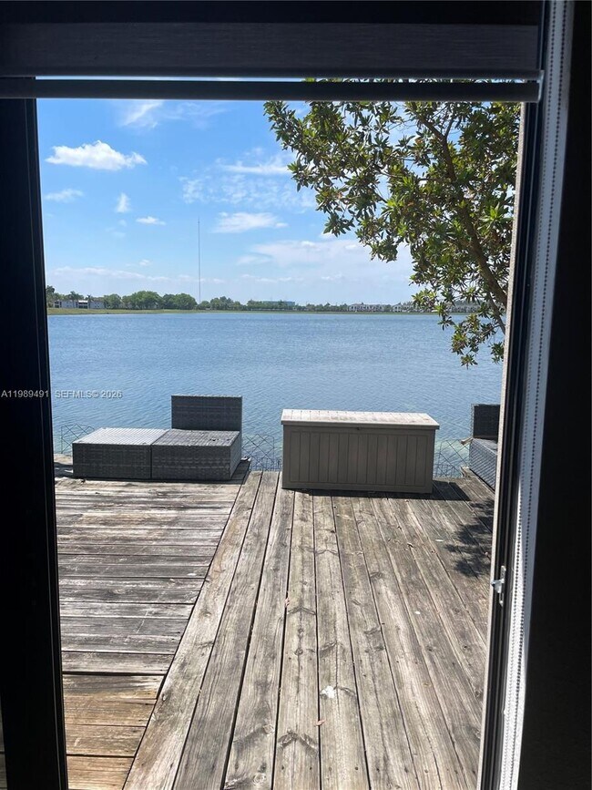 Building Photo - 20548 NE 5th Pl