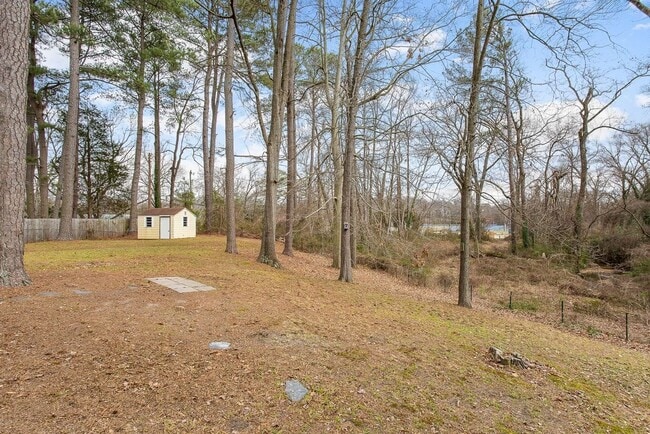 Building Photo - ADORABLE BUNGALOW IN LAKESIDE