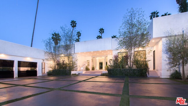 Building Photo - 900 N Hillcrest Rd