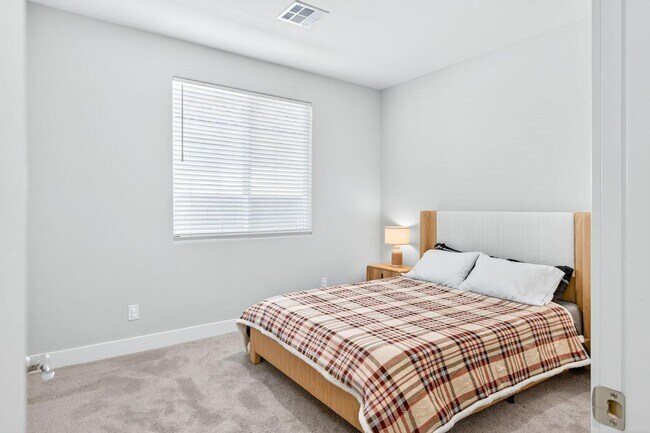 Building Photo - 1024 Saker Falcon Dr