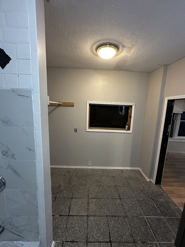 Building Photo - 435 S Poplar Ave