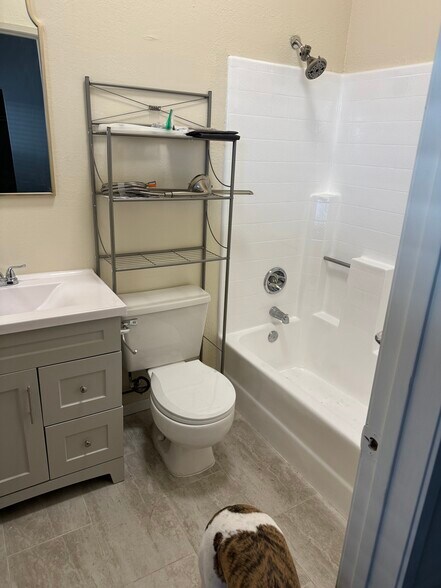 Master bathroom - 10824 Palms Blvd