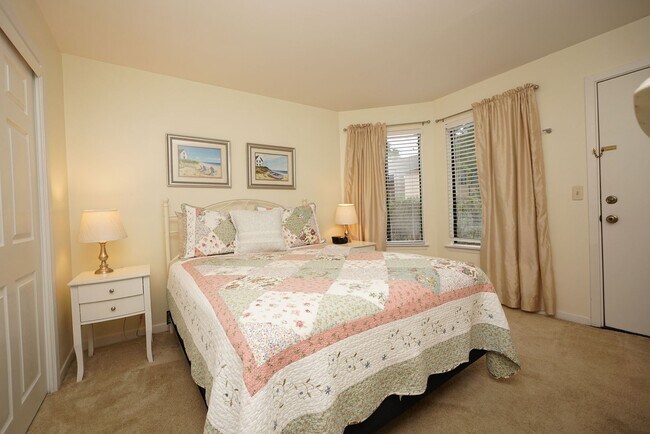 Building Photo - First Floor Condo in Bluewater Bay
