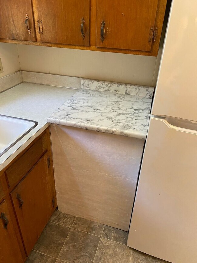 Building Photo - Cozy Studio Apartment - Unbeatable price and location!