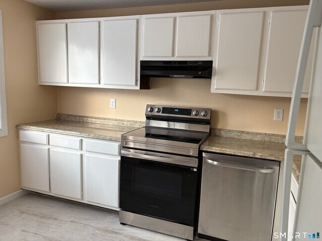 Building Photo - 7 Padanaram Rd