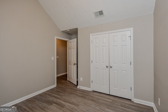 Building Photo - 10 Zebulon Pl