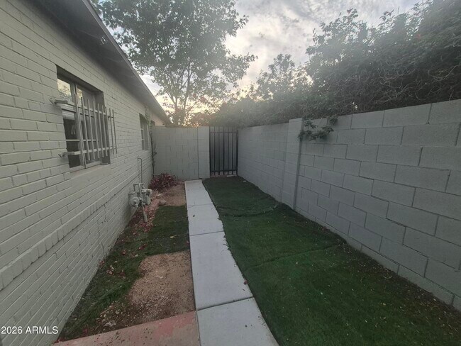 Building Photo - 602 E San Juan Ave