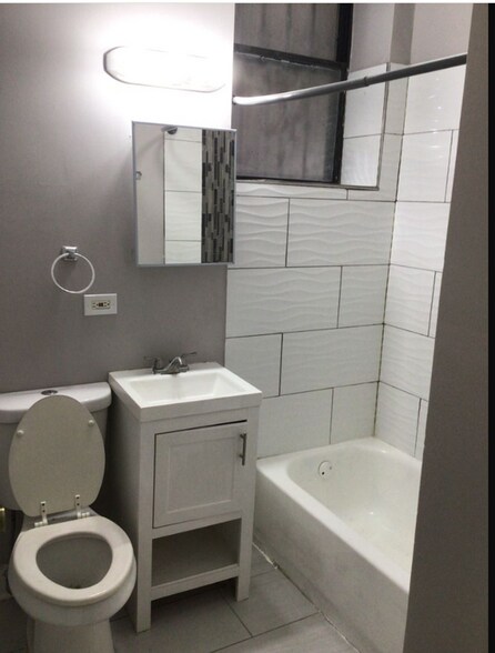 Building Photo - 406 W 77th St