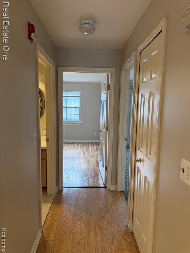 Building Photo - 29285 Glen Oaks Blvd E