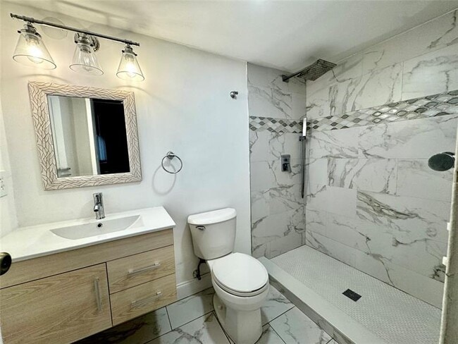 Building Photo - 2821 Somerset Dr