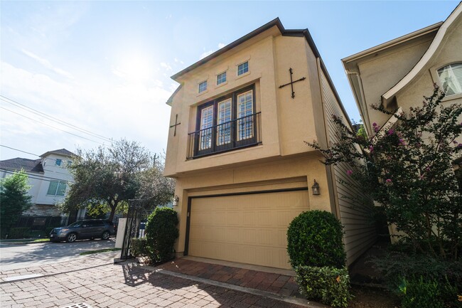 Building Photo - 2733 Sherwin St