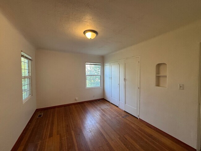 Building Photo - 1320 Beaudry Rd